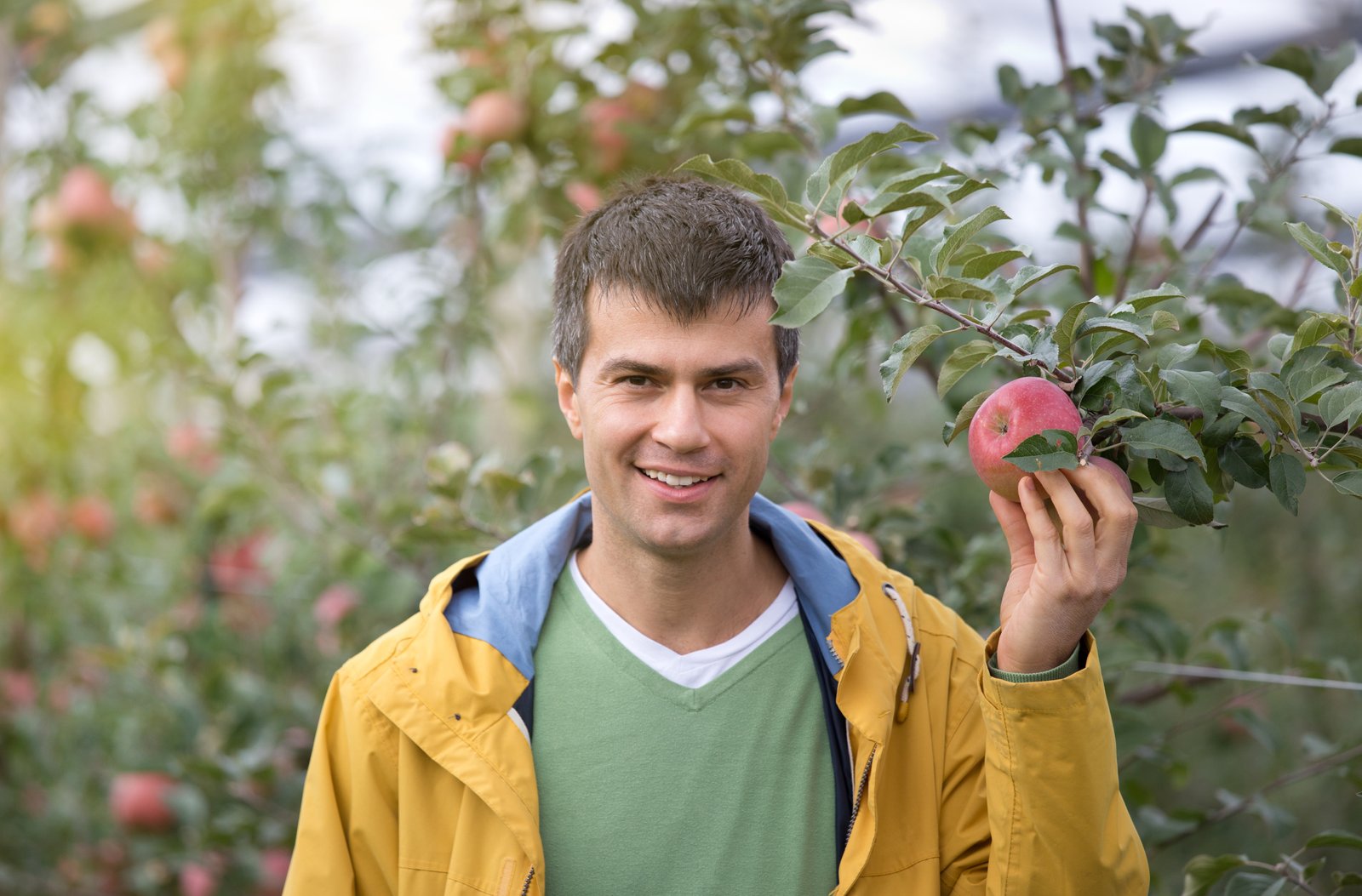 Man holding apple